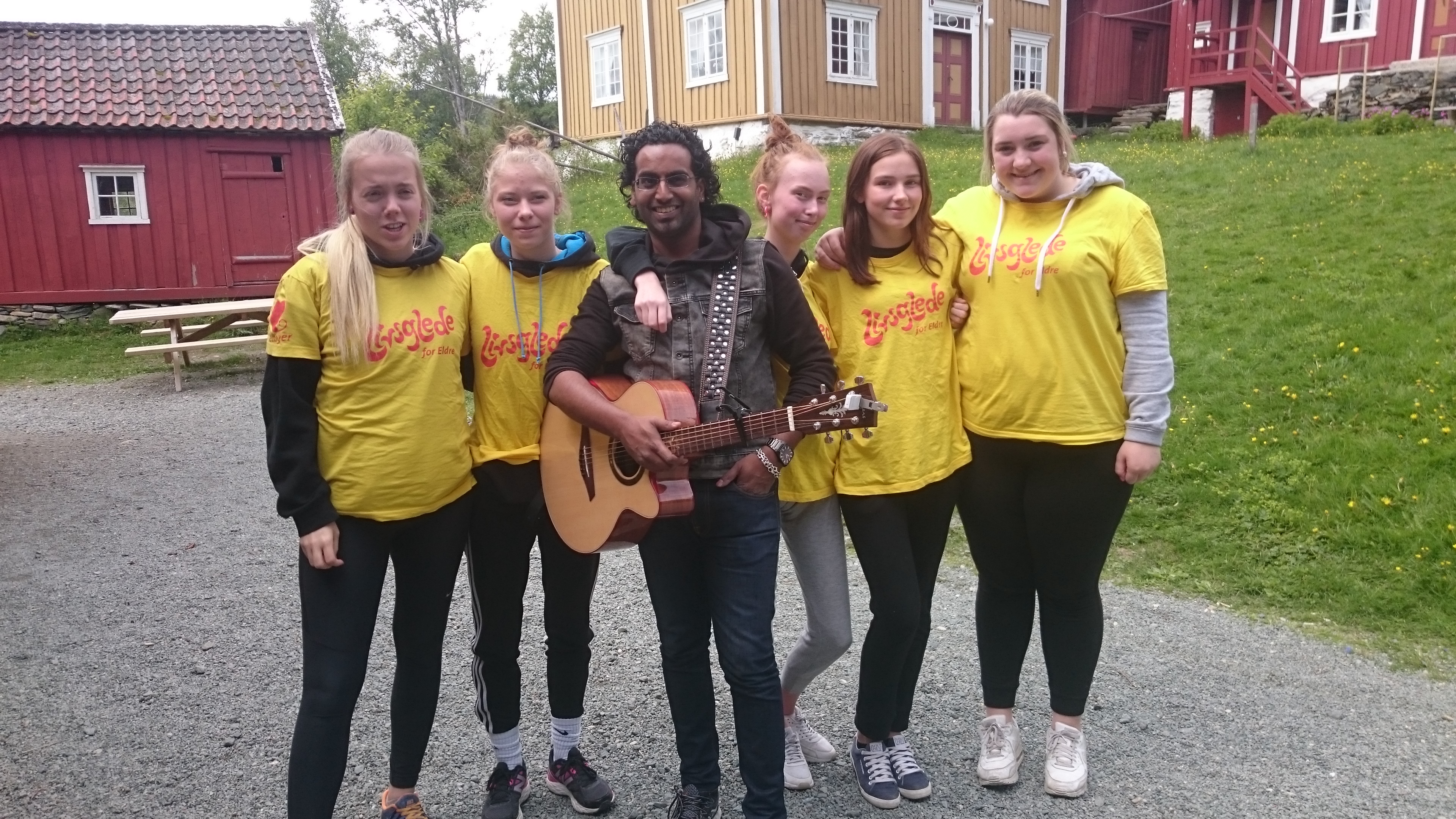 Chand Torsvik overrasket livsgledeelever fra helse- og oppvekstfag på Byåsen videregående skole i Bymarka