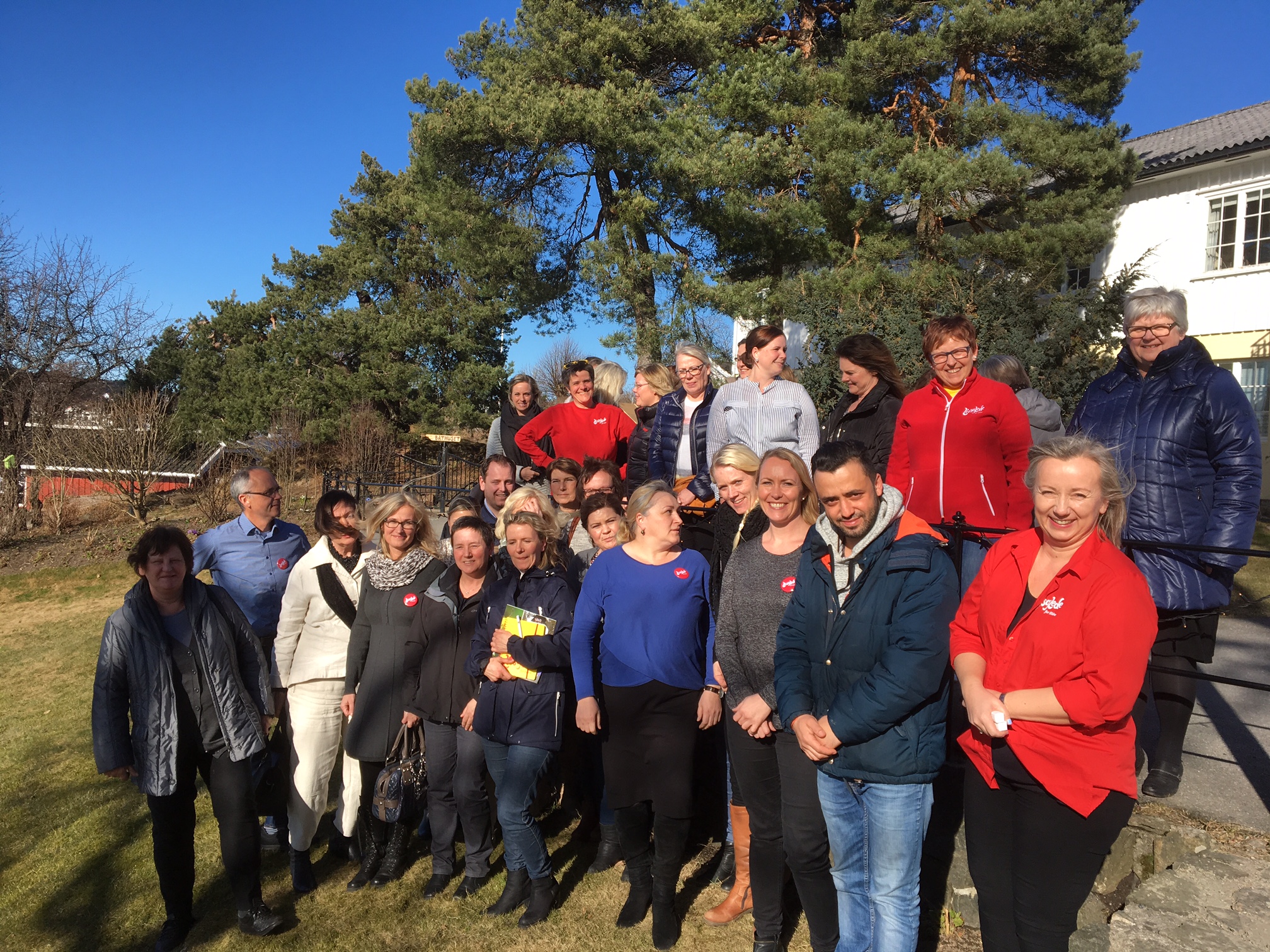 Entusiastiske ansatte fra Saltrød bo- og omsorgssenter i Arendal