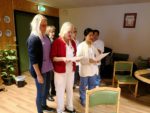 Livsgledegruppa ved Vestre Slidre sjukeheim fremfører egenkomponert sang på sertifiseringsdagen